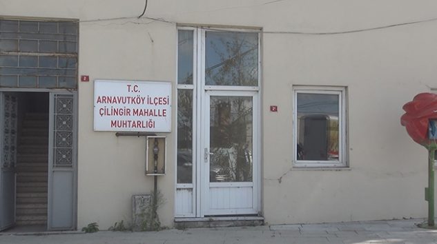 Arnavutköy’de muhtarlığın da bulunduğu hasarlı bina korkutuyor